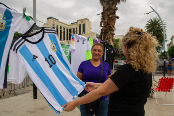 Santiago del Estero, Argentina.- In the photos taken on March 27, 2023, people wait to receive the Argentine National Team in the streets of Santiago del Estero. After the tribute to the champions at the Conmebol headquarters in Luque, Paraguay, the Albiceleste players arrived in Santiago del Estero in advance of the friendly against Curaçao, which will take place from 8:30 p.m. (local time) this Tuesday in the Unique Mother of Cities Stadium.