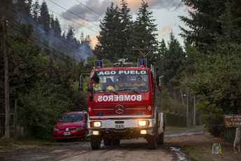 Rio Negro, Argentina.- In the photos taken on March 6, 2022, firefighters try to contain the flames of a forest fire in El Bolsón, in the province of Río Negro. They suspect that the fire would have started intentionally, for which there is a detainee, according to the government of Río Negro. The gusts of wind contributed so that in a few minutes the fire reached various sectors of a hill, near popular neighborhoods