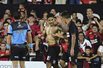 Rosario, Argentina.- En las fotos tomadas el 20 de marzo del 2023, durante el partido entre San Lorenzo y Newell’s en el Estadio Marcelo Bielsa en un partido válido por la octava fecha de la Liga Profesional Argentina. San Lorenzo dejó el liderazgo en el torneo al perder en Rosario frente al local Newell's por 1-0. El conjunto 'rojinegro' se quedó con los tres puntos a partir de la conquista obtenida por el atacante paraguayo Jorge Recalde, a los 32 minutos de la segunda etapa.