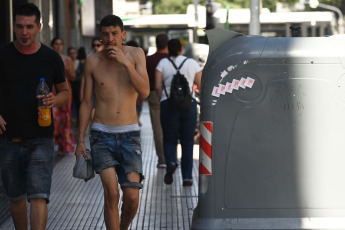 Buenos Aires, Argentina.- In the photos taken on March 14, 2023, it shows the streets of Buenos Aires in the middle of the heat wave that is going through the country. The central and northern zone of Argentina continues under a heat wave, which extends for the second consecutive week, where temperatures exceed 38 degrees Celsius, with thermal sensations greater than 40 degrees, and power outages for more than 100,000 users.