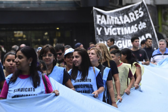 Rosario, Argentina.- En las fotos tomadas el 29 de marzo del 2023, representantes religiosos, organizaciones políticas, sociales y gremiales marcharon para reclamar, una vez más, medidas contra la inseguridad que atraviesa Rosario. Este año se registraron en el Gran Rosario 77 crímenes. El año pasado se contabilizaron 288, el máximo número alcanzado en la historia, con una tasa que cuadruplica la media nacional.