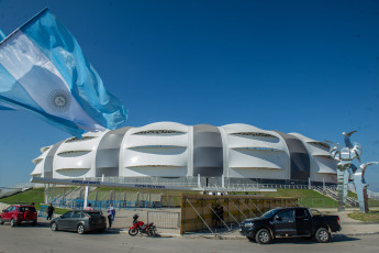 Santiago del Estero, Argentina.- En las fotos tomadas el 27 de marzo del 2023, la ciudad de Santiago del Estero se prepara para recibir a la Selección argentina con la instalación de un vallado a lo largo de los ocho kilómetros que separan el aeropuerto local del hotel en el que se hospedará el plantel Campeón del Mundo en Qatar 2022, que mañana enfrentará a Curazao en un partido amistoso.