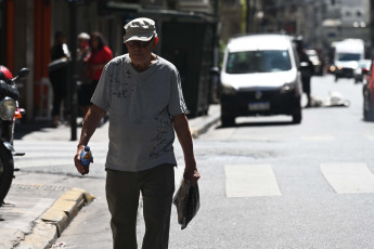 Buenos Aires, Argentina.- In the photos taken on March 14, 2023, it shows the streets of Buenos Aires in the middle of the heat wave that is going through the country. The central and northern zone of Argentina continues under a heat wave, which extends for the second consecutive week, where temperatures exceed 38 degrees Celsius, with thermal sensations greater than 40 degrees, and power outages for more than 100,000 users.