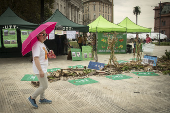 Buenos Aires, Argentina.- En las fotos tomadas el 29 de marzo del 2023, trabajadores campesinos y productores agropecuarios realizaron una protesta en Plaza de Mayo en reclamo de "medidas concretas" para hacer frente a los efectos producidos por la sequía que afecta a gran parte del país. Las altas temperaturas y la ausencia de precipitaciones están haciendo que los cultivos de trigo, cebada, soja, maíz y girasol de Argentina se vean amenazados en su producción, lo que se traduciría en un impacto negativo del 1,8 