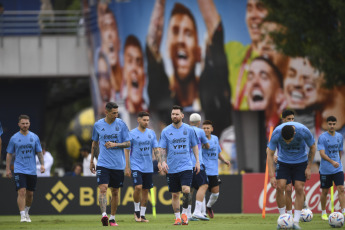 Buenos Aires, Argentina.- En las fotos tomadas el 21 de marzo del 2023, la Selección Argentina realizó su primer entrenamiento, en el predio de la AFA en Ezeiza de cara a los amistosos frente a Panamá y Curazao. El técnico Lionel Scaloni, sumó al ensayo a Claudio Echeverri, promesa de River Plate que defenderá a la Selección Sub 17 en el Sudamericano de la categoría.