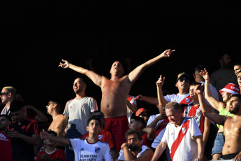 Buenos Aires, Argentina.- En las fotos tomadas el 12 de marzo del 2023, durante el encuentro entre River Plate y Godoy Cruz en el Estadio Monumental. River Plate goleó 3-0 a Godoy Cruz en el Monumental con Lucas Beltrán como figura y goleador, obtuvo su tercer triunfo y se convirtió en el único escolta del Torneo de la Liga, que tiene a San Lorenzo como líder.