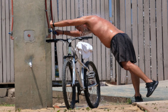 Buenos Aires, Argentina.- En las fotos tomadas el 2 de marzo del 2023, muestra las calles de Buenos Aires en medio de una ola de calor. Sequías cada vez más largas, incendios incontrolables y olas de calor extenuantes, el verano golpeó fuerte en toda Argentina. Con semanas de altas temperaturas y ciudades superando los 40° grados, los registros evidencian que Argentina atraviesa el verano más cálido de su historia.