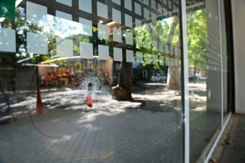 Rosario, Argentina.- In the photos taken on March 2, 2023, members of the police carry out the respective investigations after the attack against a business owned by the family of Antonela Rocuzzo, wife of Lionel Messi, as well as death threats against the soccer player . The president of Argentina, Alberto Fernández, has recognized "very serious" security problems in the city of Rosario, and called for "doing something for the people of Santa Fe and Rosario" because "they are Argentines."