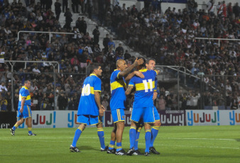 Jujuy, Argentina.- En las fotos tomadas el 26 de marzo del 2023, Boca Juniors venció a River Plate por 3 a 0 en el Superclásico Senior disputado en el estadio 23 de Agosto, de Gimnasia y Esgrima de Jujuy, que contó con la presencia de figuras históricas de ambas instituciones.