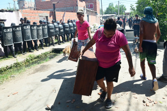 Rosario, Argentina.- In the photos taken on March 6, 2023, during the incidents of the police with neighbors who sought to attack the home of the people involved in the death of an 11-year-old boy who was shot in the head and he lost his life. A man suspected of being the one who shot a group of people this Sunday and killed the child, was arrested along with his two children in a house in the Los Pumas neighborhood, to where a large group of neighbors approached who attacked the front of the property with shovels and hammers after denouncing that a "narco bunker" operated there.