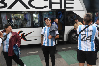 Buenos Aires, Argentina.- En las fotos tomadas el 23 de marzo del 2023, los hinchas esperan a entrar al estadio El Monumental donde el seleccionado argentino de fútbol, campeón del mundo en Qatar 2022, festejará por primera vez con los fanáticos minutos antes del inicio del partido amistoso contra Panamá.