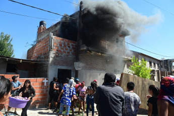 Rosario, Argentina.- In the photos taken on March 6, 2023, during the incidents of the police with neighbors who sought to attack the home of the people involved in the death of an 11-year-old boy who was shot in the head and he lost his life. A man suspected of being the one who shot a group of people this Sunday and killed the child, was arrested along with his two children in a house in the Los Pumas neighborhood, to where a large group of neighbors approached who attacked the front of the property with shovels and hammers after denouncing that a "narco bunker" operated there.