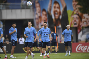 Buenos Aires, Argentina.- In the photos taken on March 21, 2023, the Argentine National Team held its first training session, at the AFA stadium in Ezeiza ahead of the friendlies against Panama and Curaçao. Coach Lionel Scaloni added Claudio Echeverri, a promise from River Plate who will defend the Under 17 National Team in the South American category, to the rehearsal.