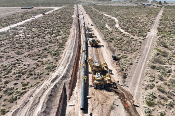 Neuquén, Argentina.- In the photos taken on March 28, 2023, the Vaca Muerta Gas Pipeline shows, which in the first two months of the year, already generated exports for almost 411 million dollars. Last February, 2.18 million barrels of oil were exported from Neuquén, equivalent to 24% of the provincial production, reported the Ministry of Energy. Thus, in the first two months of the year, 22% of the total oil produced in the province and 9% of the gas were exported, generating 410.9 million dollars.