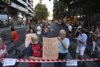 Buenos Aires, Argentina.- In the photos taken on March 14, 2023, residents of different neighborhoods of Buenos Aires took to the streets to protest against the power outages that affect almost 150,000 homes, according to data from the National Regulatory Entity of the Electricity (ENRE). The cuts occur in the middle of a heat wave that this Tuesday registered a thermal sensation that exceeded 42.4 degrees in the Metropolitan Area of Buenos Aires.