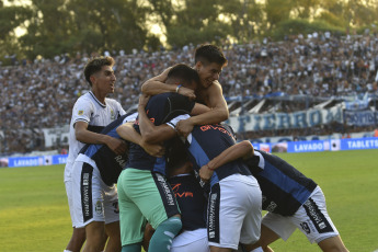 La Plata, Argentina.- In the photos taken on March 19, 2023, during the match between Gimnasia y Esgrima La Plata and Estudiantes de La Plata at the Juan Carmelo Zerillo Stadium, by the Argentine Professional League. Gimnasia y Esgrima made history against Estudiantes, beating them 2-1 after losing at the start and winning the classic after 13 years.