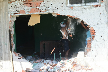 Rosario, Argentina.- En las fotos tomadas el 6 de marzo del 2023, durante los incendentes de la policía con vecinos que buscaban atacar la vivienda de las personas implicadas en la muerte de un nene de 11 años que recibió un disparo en su cabeza y perdió la vida. Un hombre sospechoso de haber sido quien disparó este domingo contra un grupo de personas y mató al niño, fue detenido junto a sus dos hijos en una vivienda del barrio Los Pumas, hasta donde se acercó un numeroso grupo de vecinos que atacó el frente de la propiedad a palazos y martillazos tras denunciar que allí funcionaba un "búnker narco".