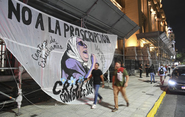 Buenos Aires, Argentina.- En las fotos tomadas el 29 de marzo del 2023, el padre Paco Olivera, dio una misa multitudinaria frente al palacio de Tribunales para denunciar la "proscripción" de la vicepresidenta, Cristina Fernández. Olivera, de 58 años, junto con activistas por los derechos humanos y veteranos de la guerra de Malvinas llevan cinco días en huelga de hambre como una forma de cargar contra el máximo tribunal del país.