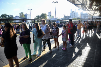 Buenos Aires, Argentina.- In the photos taken on March 17, 2023, a crowd of people wait for public transportation in the middle of a bus stoppage that affects the Buenos Aires Metropolitan Area (AMBA) and the interior of the country. This is a measure of force carried out by a dissident sector of the Automotive Tramway Union (UTA), in demand for salary improvements and in the face of the "lack of responses" from the Ministry of Labor for the recognition of the elected authorities in different sections.