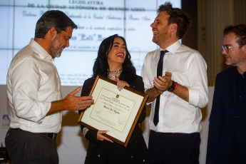 Buenos Aires, Argentina.- En las fotos tomadas el 9 de marzo del 2023, Lali Espósito (centro) participa de la ceremonia donde fue declarada como Personalidad de la Cultura porteña, luego de ser la primera mujer en llenar el estadio de Vélez. Al final de la ceremonia cantó dos de sus hits, Diva y Soy.