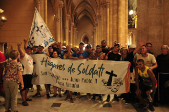 Buenos Aires, Argentina.- In the photos taken on March 12, 2023, some 2,000 faithful Catholics gathered to celebrate 10 years of Francis' papacy. With a call to "seek social peace" in the country and to "leave aside the cracks that separate us", the Church of Buenos Aires celebrated in a colmated basilica of Luján the 10 years of Francis' pontificate, which will be fulfilled this month (13), within the framework of a festive atmosphere that included bombos and batucadas.