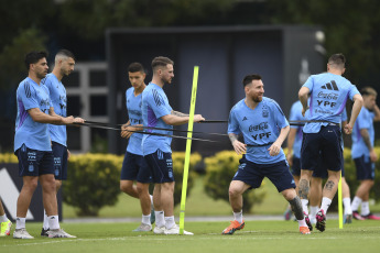 Buenos Aires, Argentina.- In the photos taken on March 21, 2023, the Argentine National Team held its first training session, at the AFA stadium in Ezeiza ahead of the friendlies against Panama and Curaçao. Coach Lionel Scaloni added Claudio Echeverri, a promise from River Plate who will defend the Under 17 National Team in the South American category, to the rehearsal.