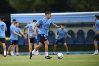 Buenos Aires, Argentina.- En las fotos tomadas el 21 de marzo del 2023, la Selección Argentina realizó su primer entrenamiento, en el predio de la AFA en Ezeiza de cara a los amistosos frente a Panamá y Curazao. El técnico Lionel Scaloni, sumó al ensayo a Claudio Echeverri, promesa de River Plate que defenderá a la Selección Sub 17 en el Sudamericano de la categoría.