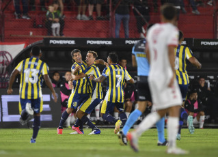 Buenos Aires, Argentina.- En las fotos tomadas el 20 de marzo del 2023, durante el encuentro entre Rosario Central y Huracán en la jornada 8 de la Liga Profesional Argentina en el EstadioTomás Adolfo Ducó. Rosario, venció por 2-0 a Huracán como visitante con goles de Ignacio Malcorra (a los 5 minutos) y Alejo Véliz (a los 29 minutos).