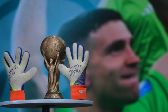 Buenos Aires, Argentina.- In the photos taken on March 10, 2023, during the auction of the gloves used in the World Cup by the Argentine goalkeeper, Emiliano 'Dibu' Martínez. The gloves were auctioned for $45,000 to raise funds for the benefit of the Garrahan Hospital Oncology ward.