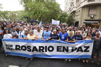 Rosario, Argentina.- En las fotos tomadas el 29 de marzo del 2023, representantes religiosos, organizaciones políticas, sociales y gremiales marcharon para reclamar, una vez más, medidas contra la inseguridad que atraviesa Rosario. Este año se registraron en el Gran Rosario 77 crímenes. El año pasado se contabilizaron 288, el máximo número alcanzado en la historia, con una tasa que cuadruplica la media nacional.