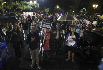 Buenos Aires, Argentina.- En las fotos tomadas el 29 de marzo del 2023, el padre Paco Olivera, dio una misa multitudinaria frente al palacio de Tribunales para denunciar la "proscripción" de la vicepresidenta, Cristina Fernández. Olivera, de 58 años, junto con activistas por los derechos humanos y veteranos de la guerra de Malvinas llevan cinco días en huelga de hambre como una forma de cargar contra el máximo tribunal del país.