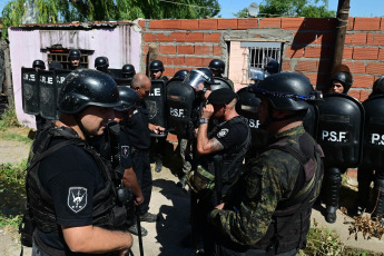 Rosario, Argentina.- In the photos taken on March 6, 2023, during the incidents of the police with neighbors who sought to attack the home of the people involved in the death of an 11-year-old boy who was shot in the head and he lost his life. A man suspected of being the one who shot a group of people this Sunday and killed the child, was arrested along with his two children in a house in the Los Pumas neighborhood, to where a large group of neighbors approached who attacked the front of the property with shovels and hammers after denouncing that a "narco bunker" operated there.