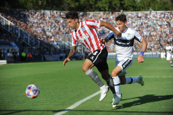 La Plata, Argentina.- In the photos taken on March 19, 2023, during the match between Gimnasia y Esgrima La Plata and Estudiantes de La Plata at the Juan Carmelo Zerillo Stadium, by the Argentine Professional League. Gimnasia y Esgrima made history against Estudiantes, beating them 2-1 after losing at the start and winning the classic after 13 years.