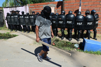 Rosario, Argentina.- En las fotos tomadas el 6 de marzo del 2023, durante los incendentes de la policía con vecinos que buscaban atacar la vivienda de las personas implicadas en la muerte de un nene de 11 años que recibió un disparo en su cabeza y perdió la vida. Un hombre sospechoso de haber sido quien disparó este domingo contra un grupo de personas y mató al niño, fue detenido junto a sus dos hijos en una vivienda del barrio Los Pumas, hasta donde se acercó un numeroso grupo de vecinos que atacó el frente de la propiedad a palazos y martillazos tras denunciar que allí funcionaba un "búnker narco".