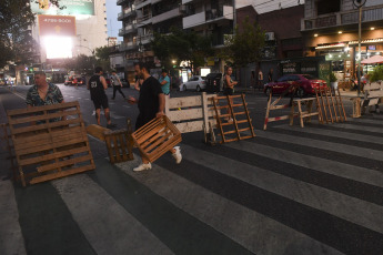 Buenos Aires, Argentina.- In the photos taken on March 14, 2023, residents of different neighborhoods of Buenos Aires took to the streets to protest against the power outages that affect almost 150,000 homes, according to data from the National Regulatory Entity of the Electricity (ENRE). The cuts occur in the middle of a heat wave that this Tuesday registered a thermal sensation that exceeded 42.4 degrees in the Metropolitan Area of Buenos Aires.