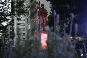 Buenos Aires, Argentina.- En las fotos tomadas el 29 de marzo del 2023, muestra la escultura de Leonardo Favio de unos 4,8 metros realizada por Eric Dawidson. La pieza, fue donada por la Asociación General de Directores Autores Cinematográficos y Audiovisuales (DAC), y fue emplazada en el barrio porteño de Villa Crespo con la presencia de cineastas, músicos y de los ministros de Cultura nacional, Tristán Bauer, y local, Enrique Avogadro.