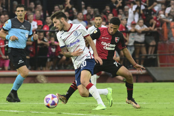 Rosario, Argentina.- En las fotos tomadas el 20 de marzo del 2023, durante el partido entre San Lorenzo y Newell’s en el Estadio Marcelo Bielsa en un partido válido por la octava fecha de la Liga Profesional Argentina. San Lorenzo dejó el liderazgo en el torneo al perder en Rosario frente al local Newell's por 1-0. El conjunto 'rojinegro' se quedó con los tres puntos a partir de la conquista obtenida por el atacante paraguayo Jorge Recalde, a los 32 minutos de la segunda etapa.