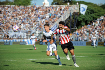 La Plata, Argentina.- In the photos taken on March 19, 2023, during the match between Gimnasia y Esgrima La Plata and Estudiantes de La Plata at the Juan Carmelo Zerillo Stadium, by the Argentine Professional League. Gimnasia y Esgrima made history against Estudiantes, beating them 2-1 after losing at the start and winning the classic after 13 years.