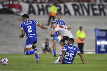 Buenos Aires, Argentina.- En las fotos tomadas el 12 de marzo del 2023, durante el encuentro entre River Plate y Godoy Cruz en el Estadio Monumental. River Plate goleó 3-0 a Godoy Cruz en el Monumental con Lucas Beltrán como figura y goleador, obtuvo su tercer triunfo y se convirtió en el único escolta del Torneo de la Liga, que tiene a San Lorenzo como líder.