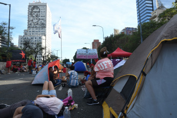 Buenos Aires, Argentina.- En las fotos tomadas el 14 de marzo del 2023, organizaciones agrupadas en la Unidad Piquetera (UP) mantienen un acampe frente al Ministerio de Desarrollo Social, en pleno centro de Buenos Aires, en protesta por los recortes en el plan Potenciar Trabajo. La medida de fuerza se mantendrá, al menos, hasta el miércoles próximo.