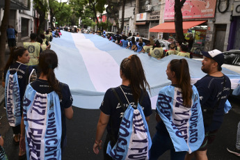 Rosario, Argentina.- En las fotos tomadas el 29 de marzo del 2023, representantes religiosos, organizaciones políticas, sociales y gremiales marcharon para reclamar, una vez más, medidas contra la inseguridad que atraviesa Rosario. Este año se registraron en el Gran Rosario 77 crímenes. El año pasado se contabilizaron 288, el máximo número alcanzado en la historia, con una tasa que cuadruplica la media nacional.