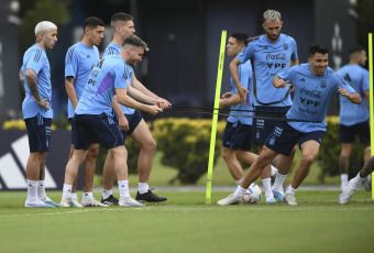 Buenos Aires, Argentina.- In the photos taken on March 21, 2023, the Argentine National Team held its first training session, at the AFA stadium in Ezeiza ahead of the friendlies against Panama and Curaçao. Coach Lionel Scaloni added Claudio Echeverri, a promise from River Plate who will defend the Under 17 National Team in the South American category, to the rehearsal.