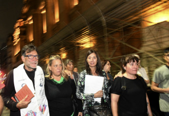 Buenos Aires, Argentina.- En las fotos tomadas el 29 de marzo del 2023, el padre Paco Olivera, dio una misa multitudinaria frente al palacio de Tribunales para denunciar la "proscripción" de la vicepresidenta, Cristina Fernández. Olivera, de 58 años, junto con activistas por los derechos humanos y veteranos de la guerra de Malvinas llevan cinco días en huelga de hambre como una forma de cargar contra el máximo tribunal del país.