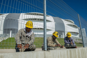 Santiago del Estero, Argentina.- In the photos taken on March 27, 2023, the city of Santiago del Estero is preparing to receive the Argentine National Team with the installation of a fence along the eight kilometers that separate the local airport. of the hotel where the World Champion squad in Qatar 2022 will stay, which tomorrow will face Curaçao in a friendly match.