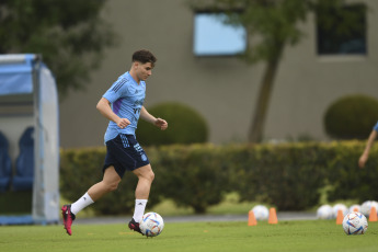 Buenos Aires, Argentina.- In the photos taken on March 21, 2023, the Argentine National Team held its first training session, at the AFA stadium in Ezeiza ahead of the friendlies against Panama and Curaçao. Coach Lionel Scaloni added Claudio Echeverri, a promise from River Plate who will defend the Under 17 National Team in the South American category, to the rehearsal.