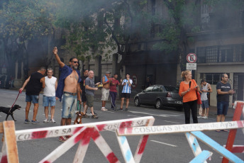 Buenos Aires, Argentina.- En las fotos tomadas el 16 de marzo del 2023, vecinos autoconvocados protestan en diferentes barrios de la ciudad de Buenos Aires contra la empresa Edesur, después de que más de 33.500 usuarios continuaran sin suministro eléctrico. Las localidades bonaerenses más afectadas en el área de Edesur son Berazategui, Quilmes, Almirante Brown, Avellaneda, Esteban Echeverría, Ezeiza, Lanús y Lomas de Zamora.