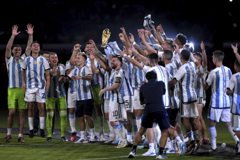 Santiago del Estero, Argentina.- In the photos taken on March 28, 2023, after the match between the Argentine National Team and Curaçao in Santiago del Estero, Messi together with the Argentine National Team lifted the World Cup and celebrated with the fans in a International friendly to a full stadium.