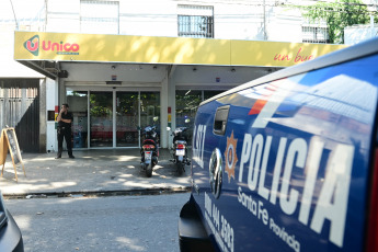 Rosario, Argentina.- En las fotos tomadas el 2 de marzo del 2023, miembros de la policía realizan las respectivas investigaciones tras el ataque contra un comercio propiedad de la familia de Antonela Rocuzzo, esposa de Lionel Messi, así como amenazas de muerte al futbolista. El presidente de Argentina, Alberto Fernández, ha reconocido problemas de seguridad "muy serios" en la ciudad de Rosario, e hizo un llamamiento a "hacer algo por los santafesinos y los rosarinos" porque "son argentinos".