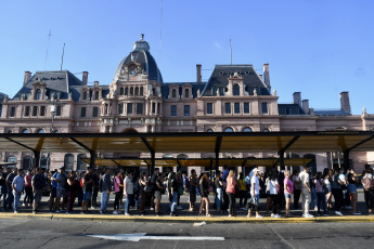 Buenos Aires, Argentina.- En las fotos tomadas el 17 de marzo del 2023, una multitud de personas esperan el transporte público en medio de un paro de colectivos que afecta el Área Metropolitana de Buenos Aires (AMBA) y el interior del país. Se trata de una medida de fuerza llevada adelante por un sector disidente de la Unión Tranviarios Automotor (UTA), en reclamo de mejoras salariales y ante la "falta de respuestas" del Ministerio de Trabajo para el reconocimiento de las autoridades electas en distintas seccionales.