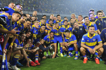 Santiago del Estero, Argentina.- En las fotos tomadas el 1 de marzo del 2023, Boca Juniors durante el festejo tras conquistar la estrella 74 en su historial, al vencer por 3 a 0 a Patronato por la Supercopa Argentina, con 3 tantos de Darío Benedetto, en el estadio Madres de Ciudades de Santiago del Estero, y es el más ganador a nivel nacional con 52 logros entre Copas y Ligas locales.